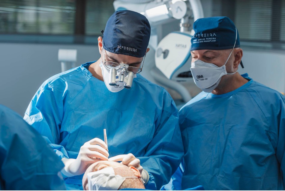 Somente um profissional experiente e capacitado aumenta as chances de sucesso e minimiza os riscos de complicações relacionadas aos tratamentos e à cirurgia de transplante. 
