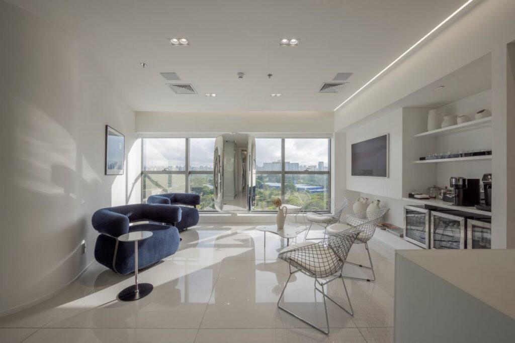 Sala de consulta de clínica de tratamento capilar.