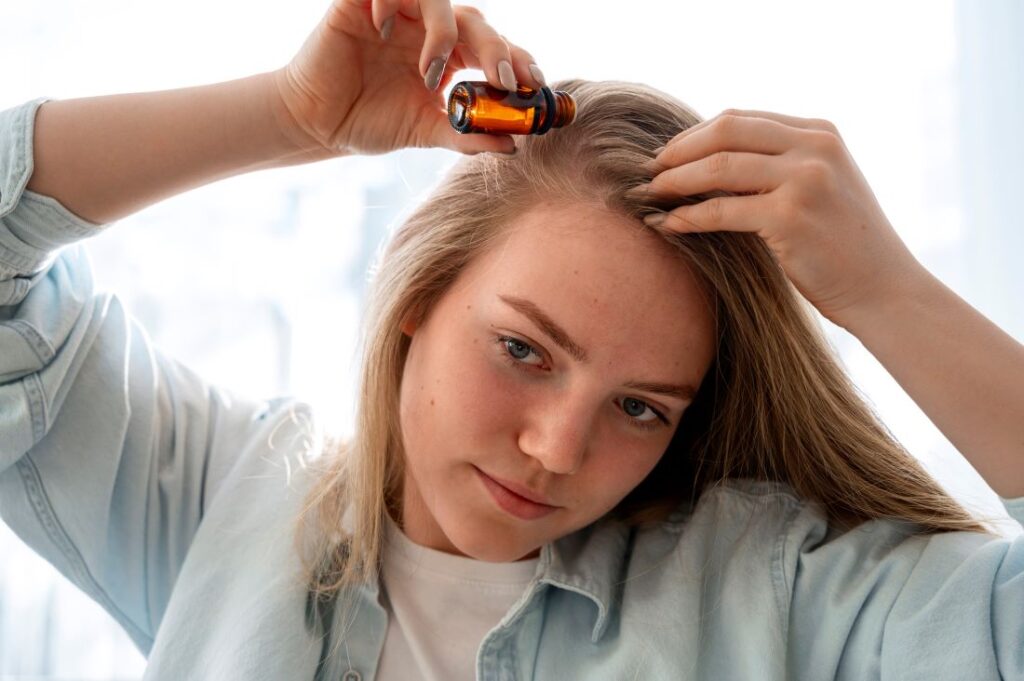 Mulher aplicando vitamina para queda de cabelo em frente ao espelho.